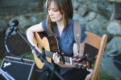 Lindsay Straw | Boston, MA | Folk Acoustic Guitar | Photo #12